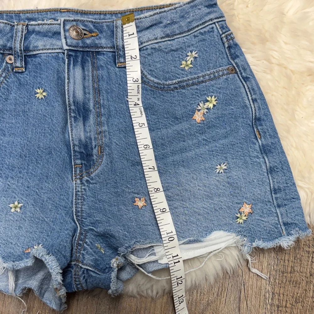 American Eagle women’s Embroidered Light Blue Denim raw hem Shorts size 4 - Picture 9 of 11